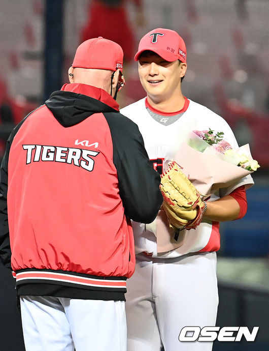 정해영이 최연소 30세이브를 기록하고 맷 윌리엄스 감독의 꽃다발을 받고 있다./OSEN DB
