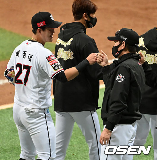 경기를 마치고 KT 이강철 감독이 배정대와 승리를 기뻐하고 있다. 2021.11.15