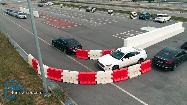 현대모비스 서산 주행시험장에서 연구원들이 차세대 주차 제어시스템이 장착된 차량을 시험하고 있다. 