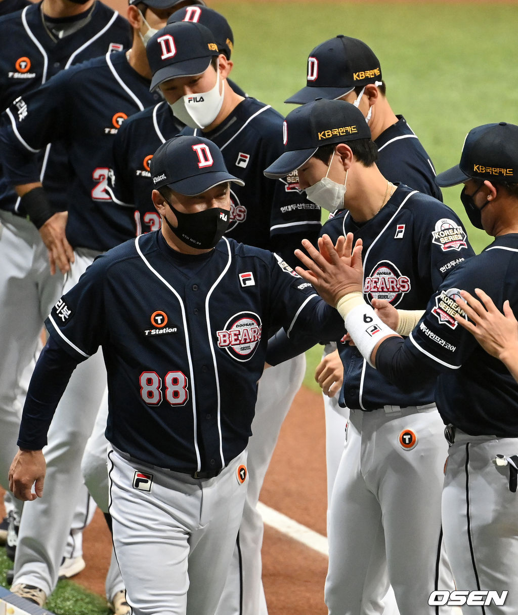 14일 오후 서울 고척스카이돔에서 KT 위즈와 두산 베어스의 2021시즌 KBO리그 한국시리즈 1차전이 열렸다.식전행사에서 두산 김태형 감독이 선수들과 하이파이브를 하고 있다. 박건우가 김태형 감독의 엉덩이를 툭 치며 장난을 치고 있다. 2021.11.14 /jpnews@osen.co.kr