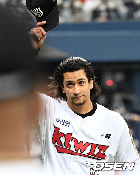 14일 오후 서울 고척스카이돔에서 KT 위즈와 두산 베어스의 2021시즌 KBO리그 한국시리즈 1차전이 열렸다.8회초 2사 1루에서 KT 쿠에바스가 교체되며 더그아웃을 향해 인사를 하고 있다. /sunday@osen.co.kr