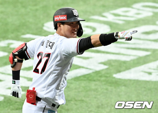 7회말 무사에서 KT 배정대가 좌월 솔로포를 날리고 포효하고 있다. 2021.11.14