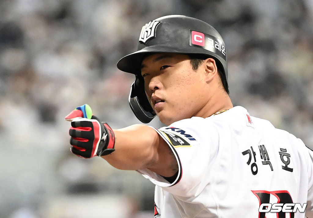 4회말 무사에서 KT 강백호가 좌전 안타를 치고 환호하고 있다. /sunday@osen.co.kr