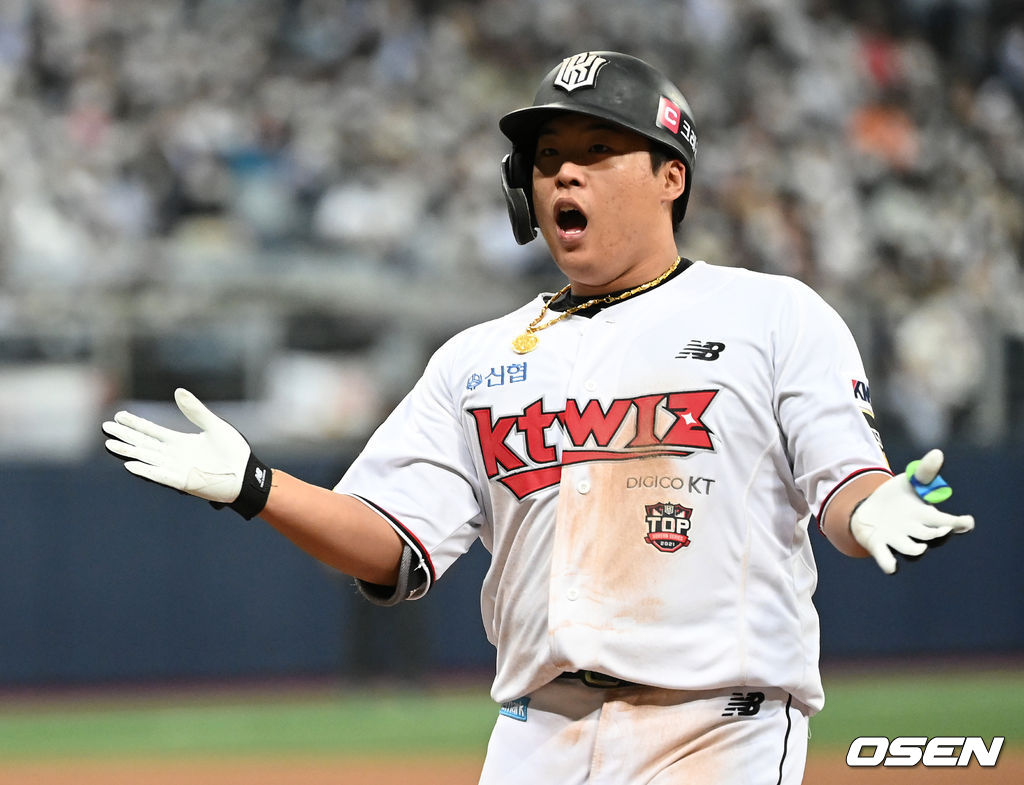7회말 2사 2루에서 KT 강백호가 좌전 적시타를 치고 환호하고 있다. /sunday@osen.co.kr