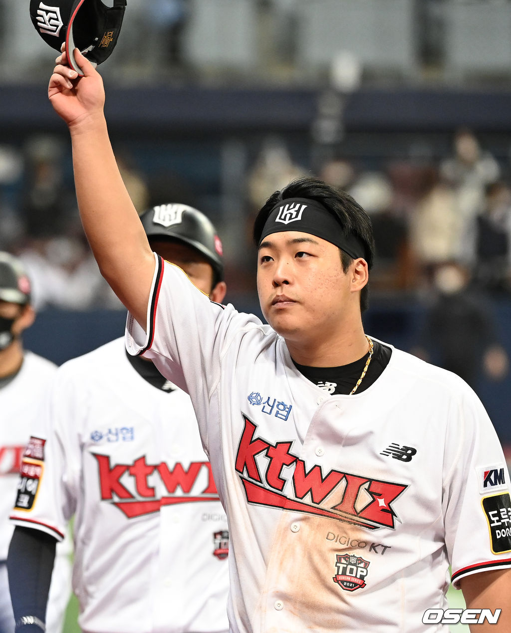경기 종료 후 KT 강백호가 관중석을 향해 인사를 하고 있다. /sunday@osen.co.kr
