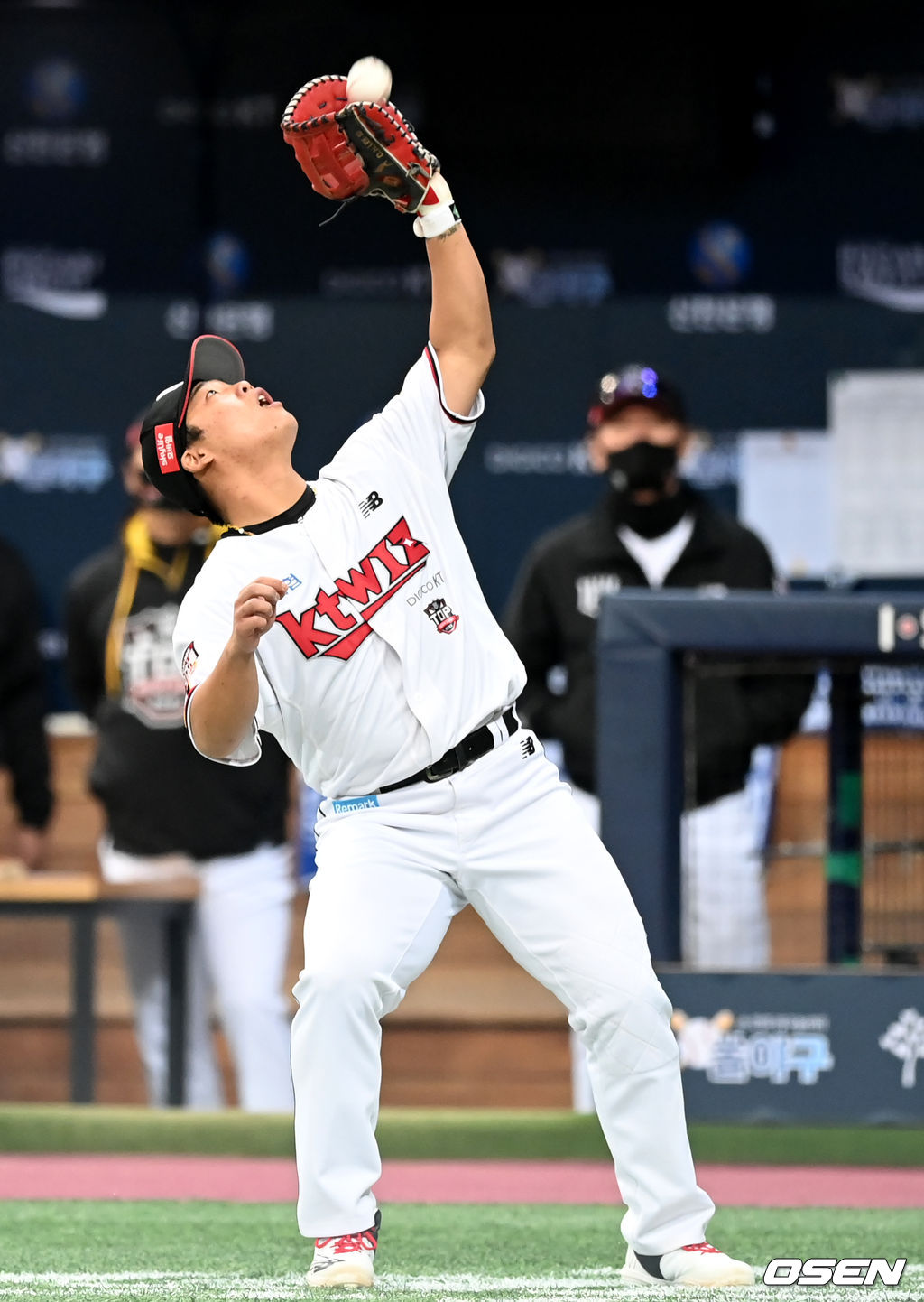 1회초 2사 KT 강백호가 두산 박건우의 파울 플라이 타구를 잡아내고 있다. 2021.11.14 /ksl0919@osen.co.kr