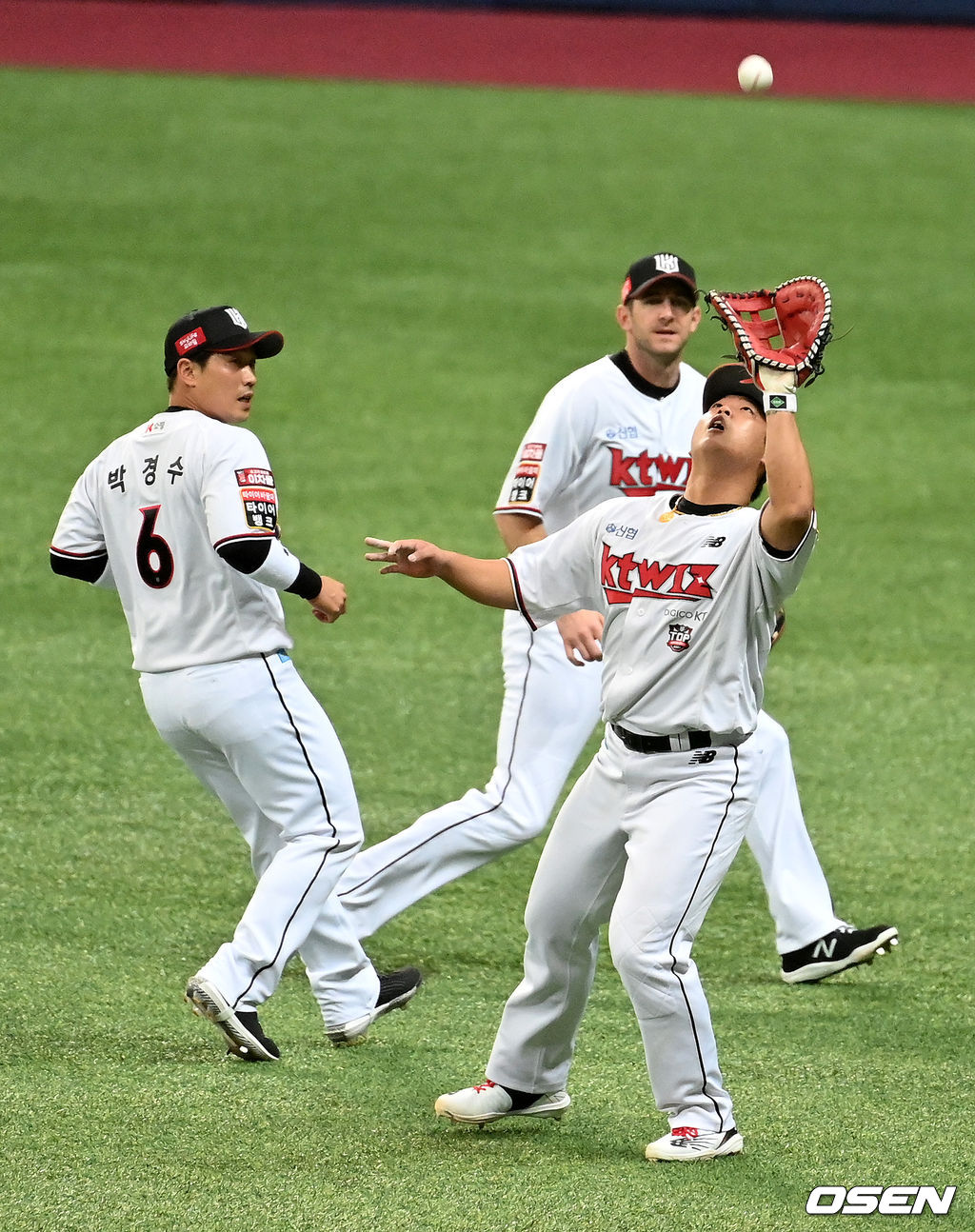 3회초 1사 2루에서 KT 강백호가 두산 김재호의 우익수 플라이 타구를 처리하고 있다. /jpnews@osen.co.kr