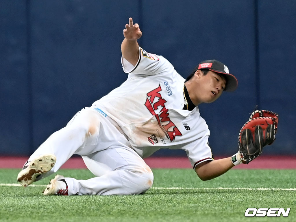 7회초 2사 KT 1루수 강백호가 두산 김재호의 플라이 타구를 잡아내고 있ㄷ. 2021.11.14 /ksl0919@osen.co.kr