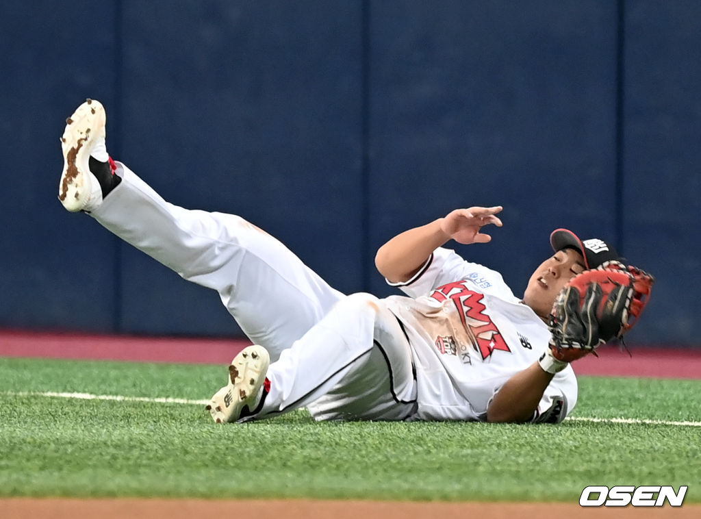 7회초 2사 KT 1루수 강백호가 두산 김재호의 플라이 타구를 잡아내고 있ㄷ. 2021.11.14 /ksl0919@osen.co.kr