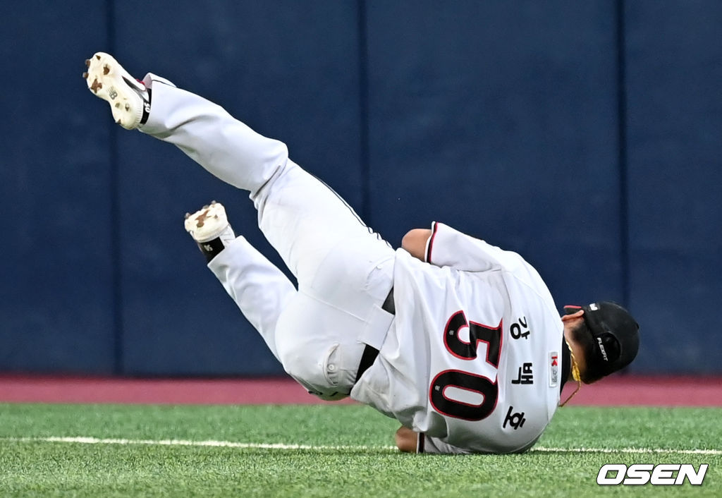 7회초 2사 KT 1루수 강백호가 두산 김재호의 플라이 타구를 잡아내고 있ㄷ. 2021.11.14 /ksl0919@osen.co.kr