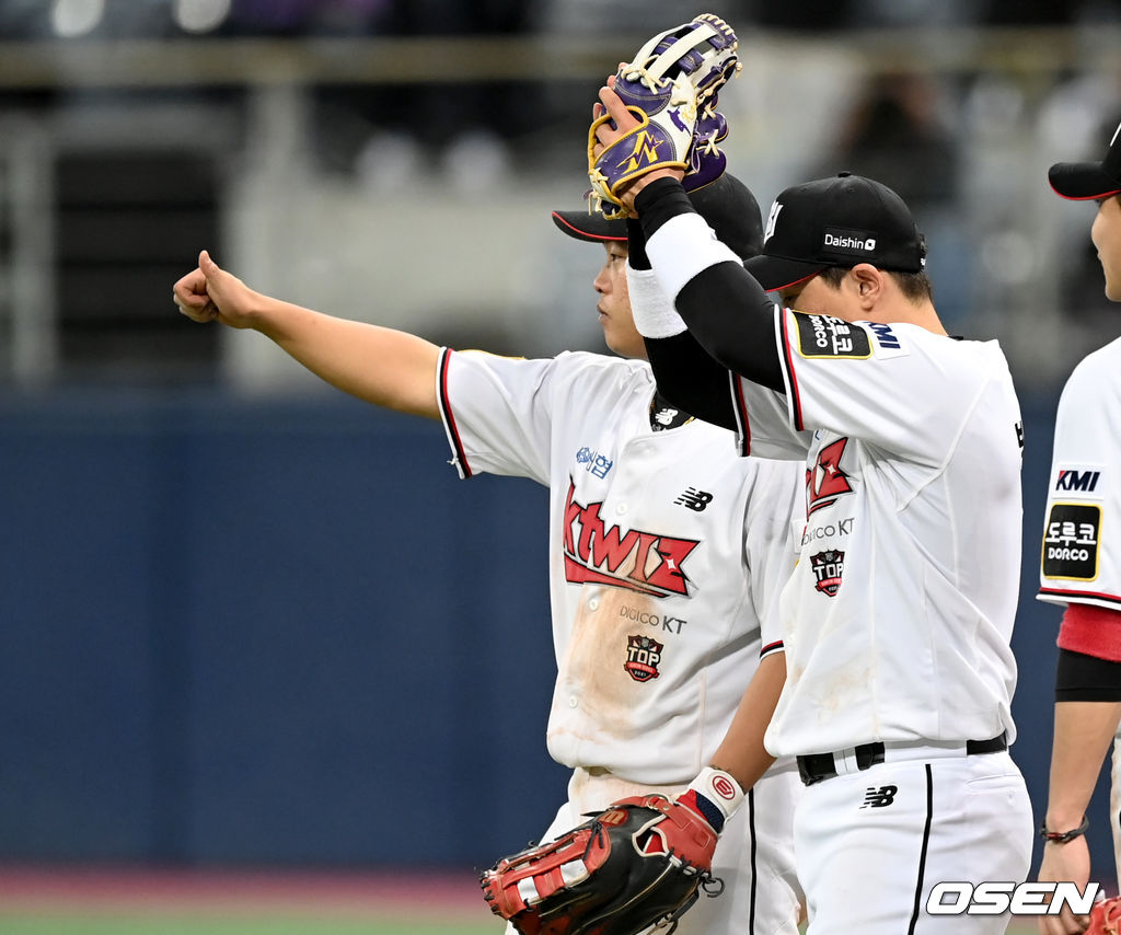 승리가 확정된 순간 KT 강백호가 기뻐하고 있다. 2021.11.14 /ksl0919@osen.co.kr