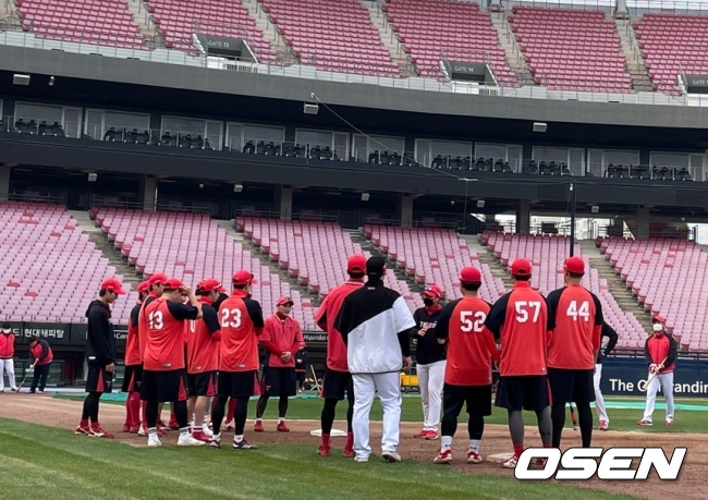 이홍구가 15일 광주-기아 챔피언스필드에서 KIA 선수들과 훈련을 하고 있다.