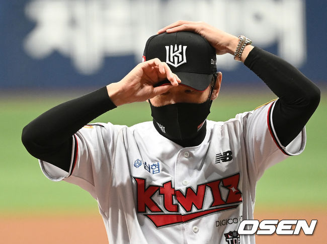 경기에 앞서 KT 이강철 감독이 식전 행사를 하고 있다. /sunday@osen.co.kr