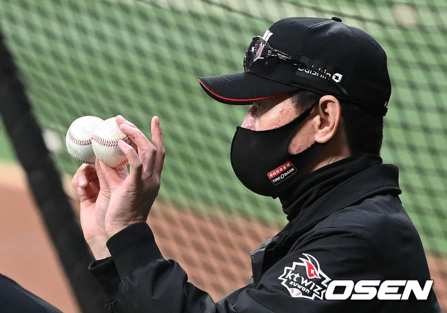 15일 오후 서울 고척스카이돔에서 KT 위즈와 두산 베어스의 2021시즌 KBO리그 한국시리즈 2차전이 열릴 예정이다.경기에 앞서 KT 이강철 감독이 선수들의 훈련을 돕고 있다. 2021.11.15