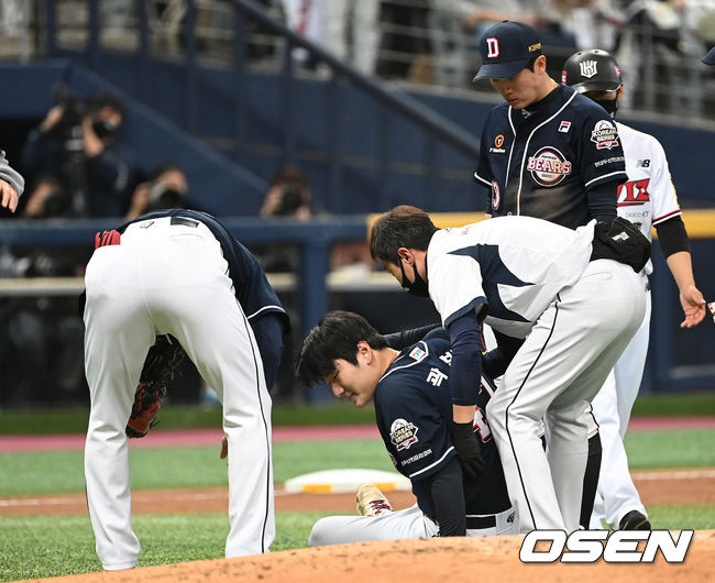 3회말 2사에서 KT 황재균의 타구에 맞은 곽빈이 고통스러워하고 있다. /sunday@osen.co.kr