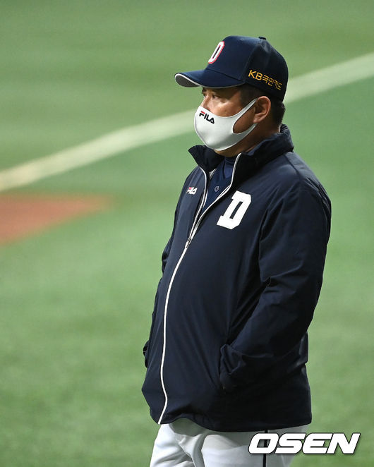 15일 오후 서울 고척스카이돔에서 KT 위즈와 두산 베어스의 2021시즌 KBO리그 한국시리즈 2차전이 열릴 예정이다.경기에 앞서 두산 김태형 감독이 훈련 중인 선수들을 바라보고 있다. 2021.11.15 /sunday@osen.co.kr
