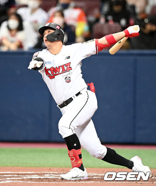 15일 오후 서울 고척스카이돔에서 KT 위즈와 두산 베어스의 2021시즌 KBO리그 한국시리즈 2차전이 열렸다.1회말 1사 KT 황재균이 선취 좌월 솔로 홈런을 때려내고 있다. 2021.11.15 /cej@osen.co.kr