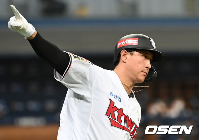 15일 오후 서울 고척스카이돔에서 KT 위즈와 두산 베어스의 2021시즌 KBO리그 한국시리즈 2차전이 열렸다.1회말 1사에서 KT 황재균이 좌월 솔로 홈런을 치고 환호하고 있다. 2021.11.15 /sunday@osen.co.kr