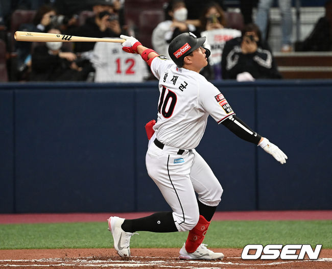 15일 오후 서울 고척스카이돔에서 KT 위즈와 두산 베어스의 2021시즌 KBO리그 한국시리즈 2차전이 열렸다.1회말 1사에서 KT 황재균이 좌월 솔로 홈런을 치고 있다. 2021.11.15 /sunday@osen.co.kr