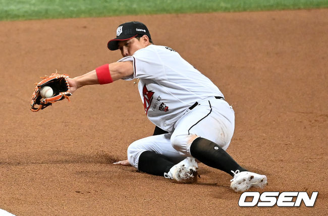 5회초 1사에서 KT 황재균이 두산 박계범의 3루땅볼 타구를 처리하고 있다. 2021.11.15