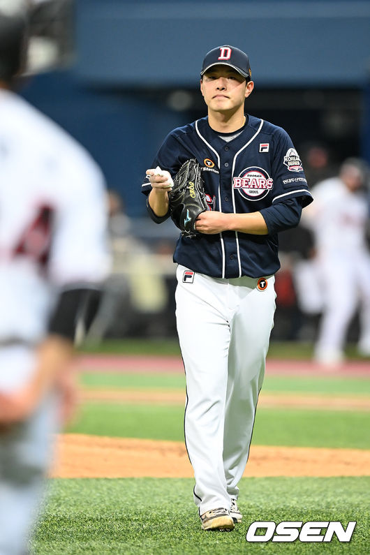 5회말 1사 만루 두산 선발 최원준이 적시타, 사구에 이어 밀어내기 볼넷으로 3실점을 한 뒤 교체되고 있다. 2021.11.15 /cej@osen.co.kr