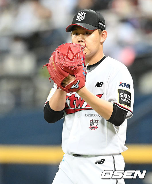 5회초 1사 KT 소형준이 두산 박계범의 땅볼 때 호수비를 선보인 KT 3루수 황재균을 향해 박수를 보내고 있다. 2021.11.15 /cej@osen.co.kr