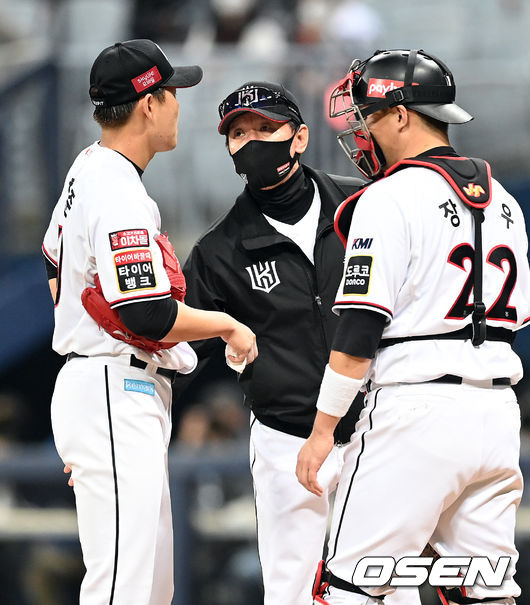 1회초 무사 2루 KT 선발 소형준이 두산 강승호에게 볼넷을 허용하자 이강철 감독이 마운드에 올라 다독이고 있다. 2021.11.15 /cej@osen.co.kr