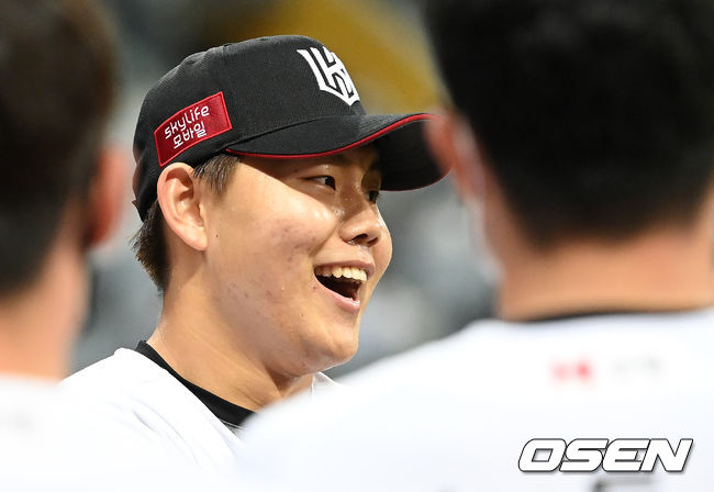 15일 오후 서울 고척스카이돔에서 KT 위즈와 두산 베어스의 2021시즌 KBO리그 한국시리즈 2차전이 열렸다.6회초 수비를 마친 KT 소형준이 환하게 웃고 있다. 2021.11.15