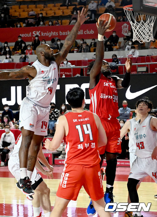 15일 오후 서울 송파구 잠실실내체육관에서 '2021-2022 KGC인삼공사 정관장 프로농구' 서울 SK 고양 오리온스 의 경기가 열렸다.3쿼터 SK 워니가 골밑슛을 하고 있다. 2021.11.15 /ksl0919@osen.co.kr