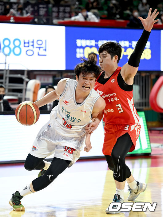 15일 오후 서울 송파구 잠실실내체육관에서 '2021-2022 KGC인삼공사 정관장 프로농구' 서울 SK 고양 오리온스 의 경기가 열렸다.2쿼터 오리온스 이대성이 돌파를 시도하고 있다. 2021.11.15 /ksl0919@osen.co.kr