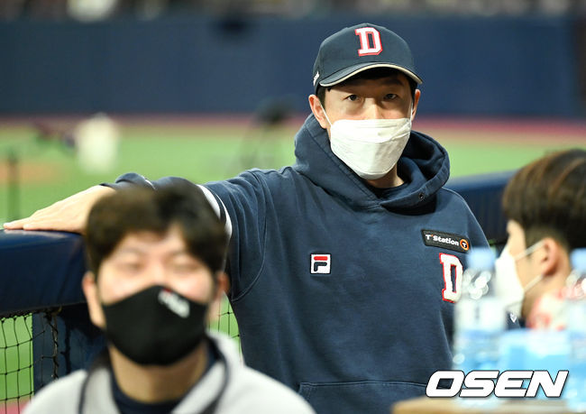 경기 전 두산 정수빈이 더그아웃에서 동료들과 대화를 나누고 있다. 2021.11.15 /cej@osen.co.kr