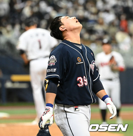 15일 오후 서울 고척스카이돔에서 KT 위즈와 두산 베어스의 2021시즌 KBO리그 한국시리즈 2차전이 열렸다.7회초 1사 1루에서 두산 김인태가 병살타로 물러나고 있다. 2021.11.15 /sunday@osen.co.kr