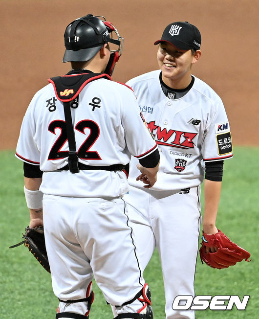 6회초 2사 2루에서 KT 소형준이 장성우의 마운드 방문에 이야기를 나누며 미소짓고 있다. 2021.11.15 /jpnews@osen.co.kr