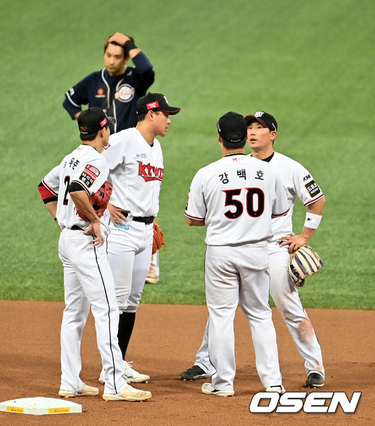 8회초 2사 2루에서 투수 교체에 KT 내야진이 이야기를 나누고 있다. 2021.11.15 /jpnews@osen.co.kr