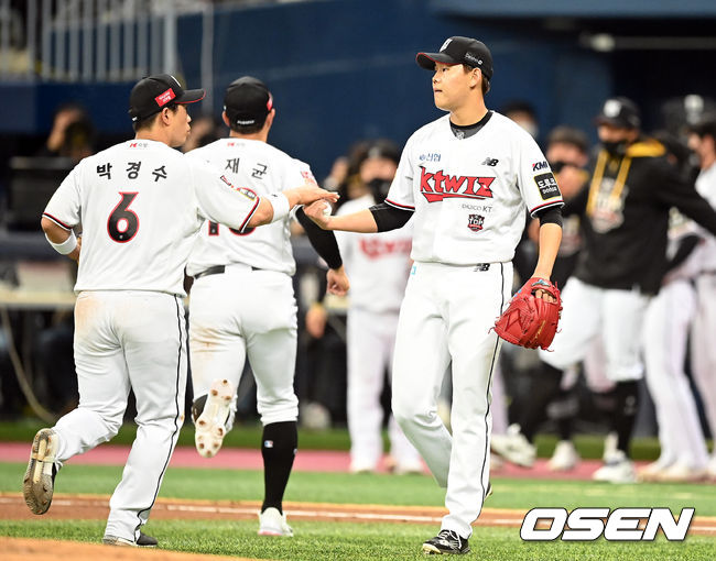 15일 오후 서울 고척스카이돔에서 KT 위즈와 두산 베어스의 2021시즌 KBO리그 한국시리즈 2차전이 열렸다.3회초 1사 1루 KT 선발 소형준이 이닝을 마친 뒤 두산 강승호 병살타 때 호수비를 펼친 박경수와 기뻐하고 있다. 2021.11.15 /cej@osen.co.kr