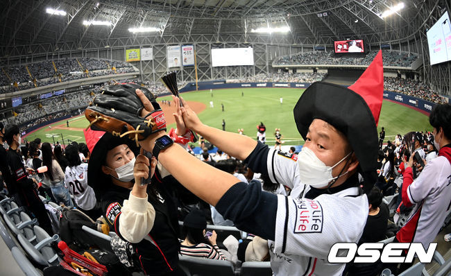 KT팬들이 응원을 하고 있다. 2021.11.15 
