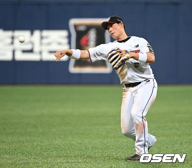 15일 오후 서울 고척스카이돔에서 KT 위즈와 두산 베어스의 2021시즌 KBO리그 한국시리즈 2차전이 열렸다.8회초 무사에서 KT 박경수가 두산 박계범을 땅볼로 처리하고 있다. 2021.11.15 /sunday@osen.co.kr