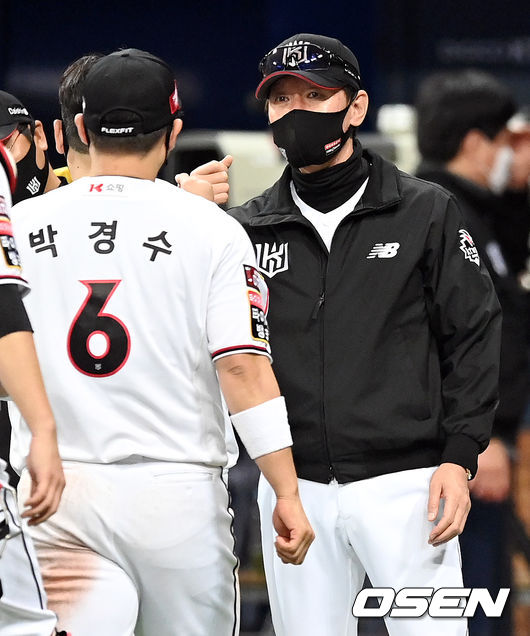 경기 종료 후 KT 이강철 감독이 박경수와 승리를 기뻐하고 있다. 2021.11.15