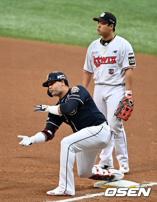 4회초 무사에서 두산 페르난데스가 중전안타를 날리고 기뻐하고 있다. /jpnews@osen.co.kr