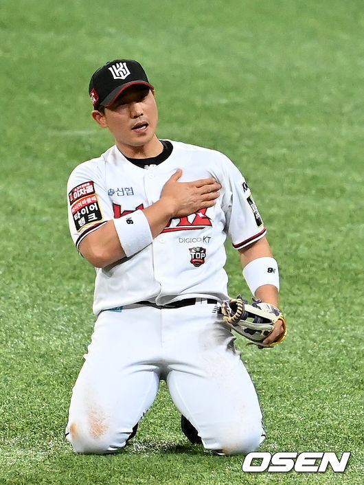 1회초 무사 1,2루에서 두산 페르난데스의 2루땅볼에 호수비를 펼친 KT 박경수가 기뻐하고 있다. 2021.11.15 /jpnews@osen.co.kr