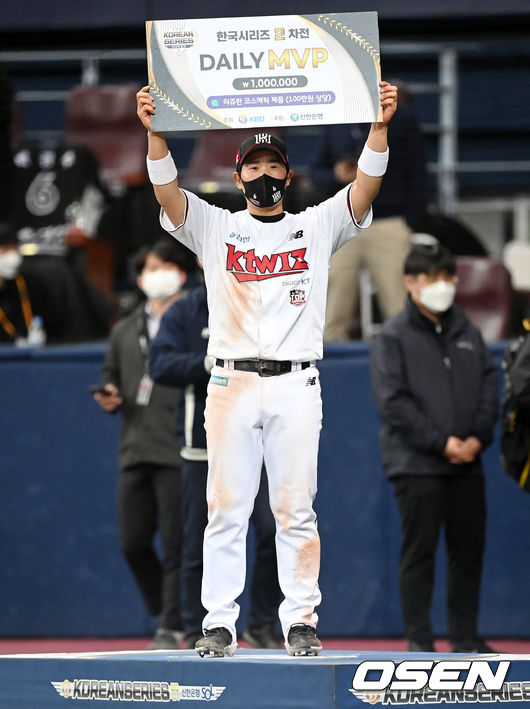 경기 종료 후 데일리 MVP를 수상한 KT 박경수가 시상식에서 포즈를 취하고 있다. 2021.11.15 /cej@osen.co.kr