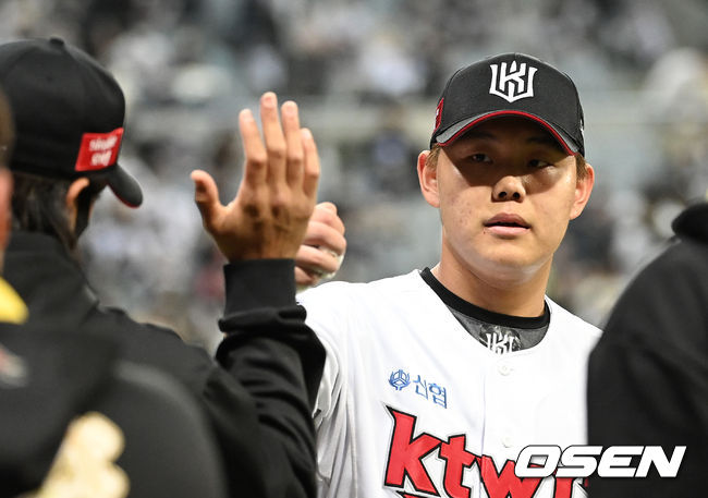 15일 오후 서울 고척스카이돔에서 KT 위즈와 두산 베어스의 2021시즌 KBO리그 한국시리즈 2차전이 열렸다.2회초 1사 1,2루에서 KT 소형준이 두산 김인태를 병살로 처리하고 더그아웃으로 가며 환호하고 있다. 2021.11.15 /sunday@osen.co.kr