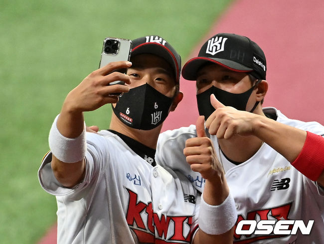 경기를 마치고 KT 박경수, 황재균이 사진을 찍으며 승리를 기뻐하고 있다. 2021.11.15 /jpnews@osen.co.kr
