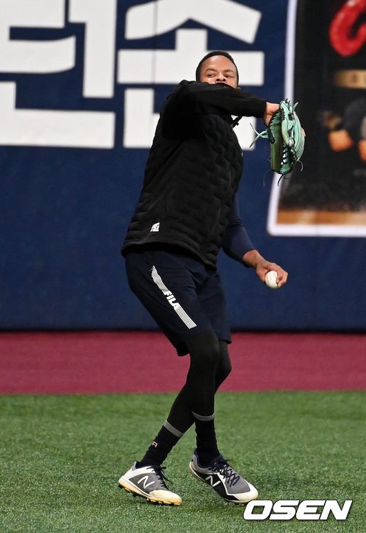 두산 미란다가 캐치볼을 하고 있다. 2021.11.13 /jpnews@osen.co.kr