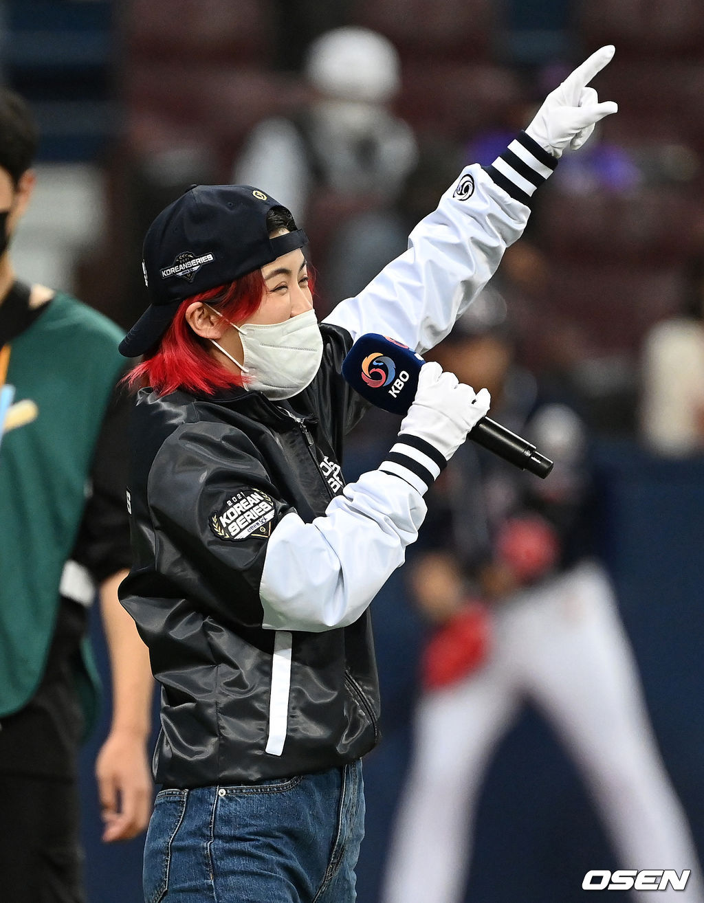 댄서 아이키가 15일 서울 고척스카이돔에서 개최된 2021 신한은행 SOL KBO 한국시리즈 2차전 경기에 앞서 인사를 하고 있다. 2021.11.15 /sunday@osen.co.kr