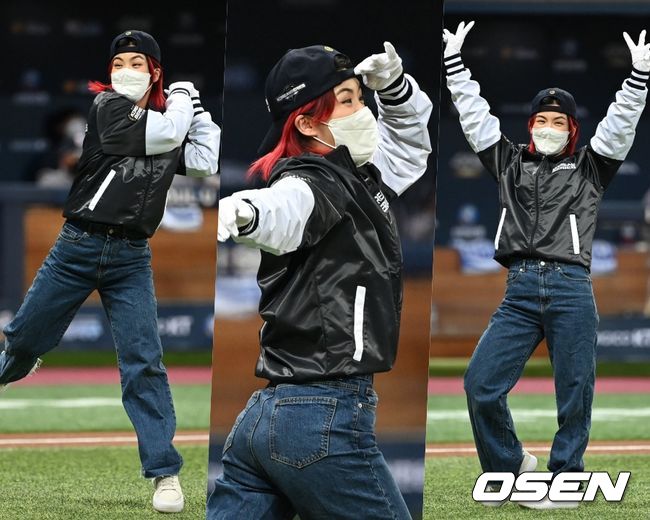 댄서 아이키가 15일 서울 고척스카이돔에서 개최된 2021 신한은행 SOL KBO 한국시리즈 2차전 경기에 앞서 멋진 춤을 선보이고 있다. 2021.11.15 /sunday@osen.co.kr