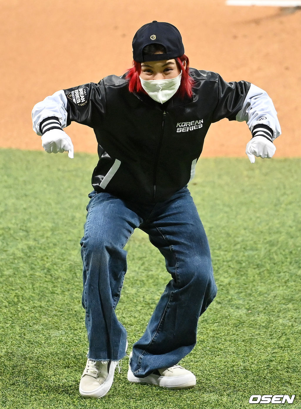 댄서 아이키가 15일 서울 고척스카이돔에서 개최된 2021 신한은행 SOL KBO 한국시리즈 2차전 경기에 앞서 멋진 춤을 선보이고 있다. 2021.11.15 /jpnews@osen.co.kr