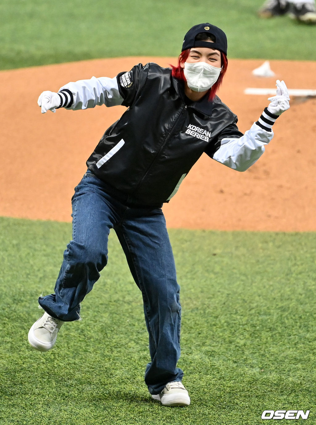 댄서 아이키가 15일 서울 고척스카이돔에서 개최된 2021 신한은행 SOL KBO 한국시리즈 2차전 경기에 앞서 멋진 춤을 선보이고 있다. 2021.11.15 /jpnews@osen.co.kr