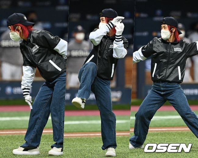 댄서 아이키가 15일 서울 고척스카이돔에서 개최된 2021 신한은행 SOL KBO 한국시리즈 2차전 경기에 앞서 시구를 하고 있다. 2021.11.15 /sunday@osen.co.kr