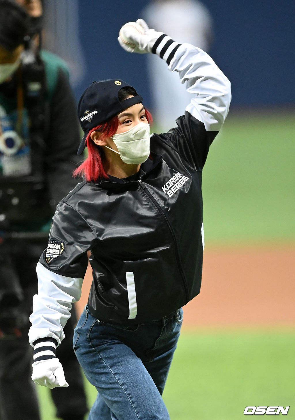 댄서 아이키가 15일 서울 고척스카이돔에서 개최된 2021 신한은행 SOL KBO 한국시리즈 2차전 경기에 앞서 시구를 하고 있다. 2021.11.15 /cej@osen.co.kr